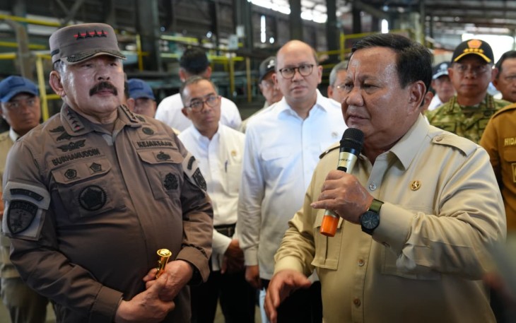 Presiden Prabowo Subianto saat menyaksikan penyitaan smelter ilegal di Bangka Belitung, Senin (6/10)