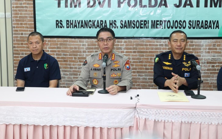 Kabid Humas Polda Jatim Kombes Pol Jules Abraham Abast saat memberikan keterangan pers 