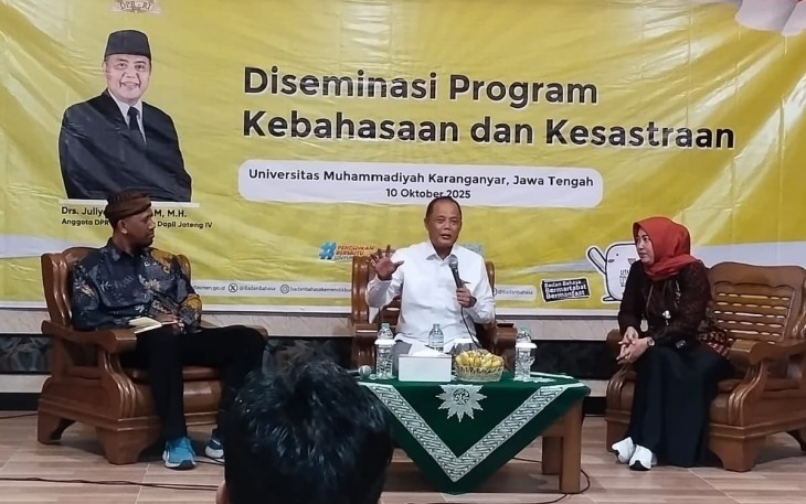 Anggota Komisi X DPR RI, Juliyatmono, bersama Kepala Balai Bahasa Jawa Tengah, Dwi Laily Sukmawati, memberikan pemaparan dalam sosialisasi Diseminasi Program Kebahasaan dan Kesastraan, di Kampus Umuka Karanganyar, Jumat (10/10/2025)