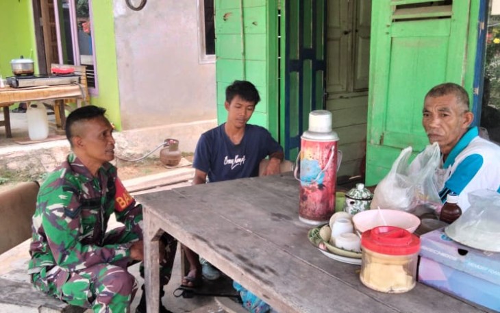 Serka Mujianto saat komsos bersama warga binaannya, Minggu (12/10)