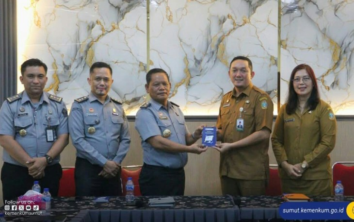Kepala YANKUM Sahata Marlen Situngkir memberikan cenderamata 