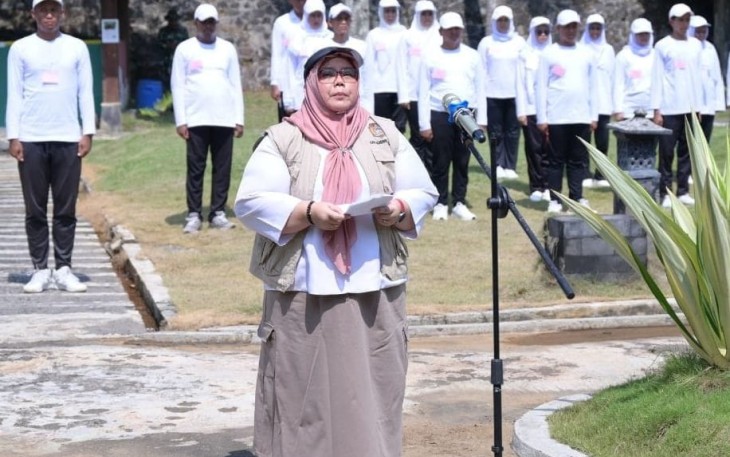 Kepala BKPSDM Karanganyar, Nur Aini Farida, menyampaikan laporan seleksi PPPK Tahap II, dalam kegiatan pembekalan dan penyerahan SK, di Taman Wisata Sapta Tirta, Pablengan, Matesih, Karanganyar, Selasa (14/10/2025)