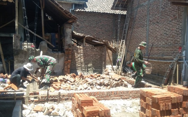 Gotong royong bangun poskamling wilayah desa binaan 