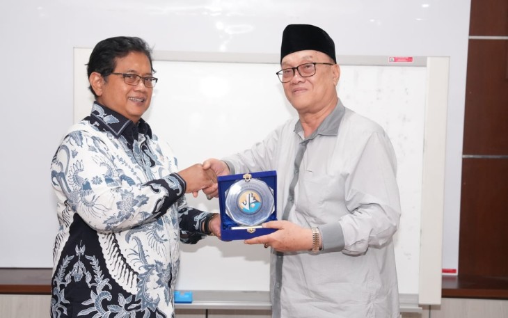 Wamen Viva Yoga memberikan cenderamata Bupati Bener Meriah Tagaro Abubakar di Jakarta, Rabu (15/10)