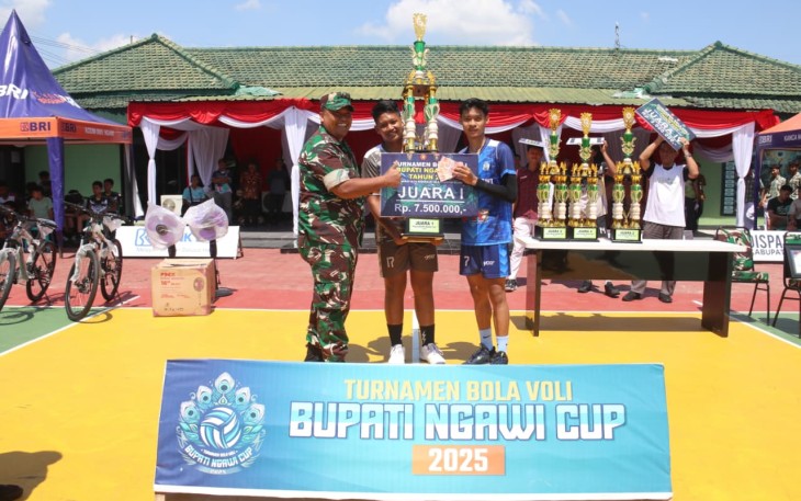 Dandim 0805/Ngawi Letkol Arh Setu Wibowo saat menyerahkan piala juara turnamen voli Bupati Ngawi Cup 2025
