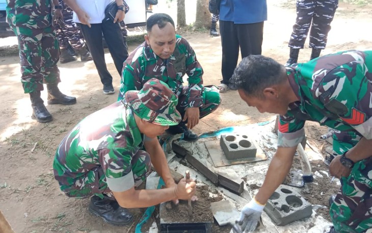 Pengolahan limbah FABA sasaran non fisik TMMD ke 126 Kodim Pacitan, Kamis (16/10)