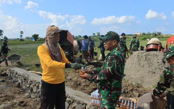 Pemberian minuman berenergi satgas TMMD ke 126 Kodim Takalar 
