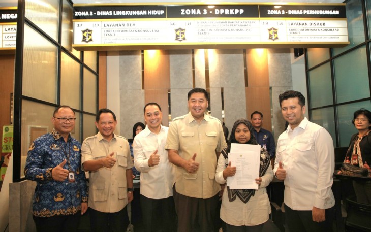 Menteri Dalam Negeri (Mendagri) Muhammad Tito Karnavian bersama Menteri Perumahan dan Kawasan Permukiman (PKP) Maruarar Sirait meninjau langsung Mal Pelayanan Publik (MPP) Kota Surabaya, Jawa Timur (Jatim), Jumat (17/10/2025)
