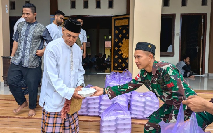 Program Jum'at berkah Satgas Yonarmed 12 Kostrad 