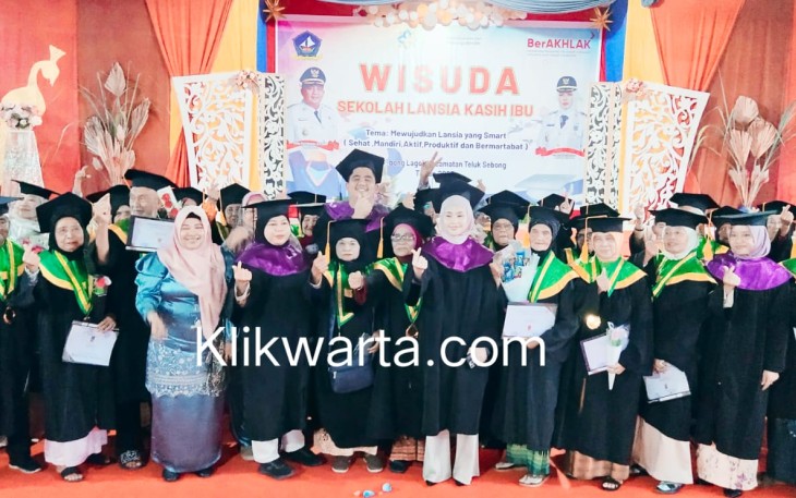 60 Atok dan Nenek di Wisuda