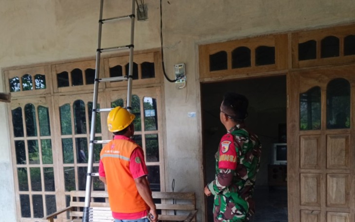 Pemasangan KWH Meter PLN rumah warga desa binaan 