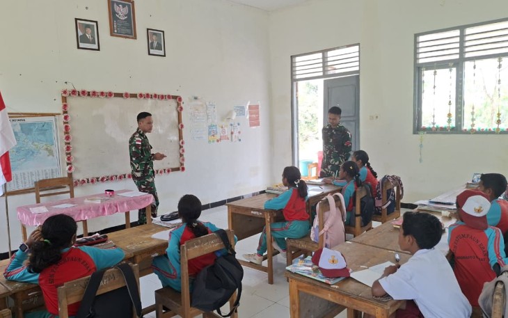 Ajarkan bahasa inggris di sekolah perbatasan 