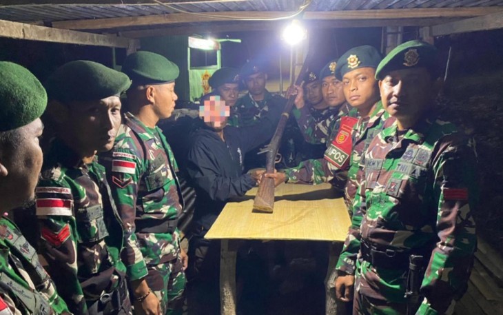 Penyerahan senjata sukarela dari warga di pos Kewar