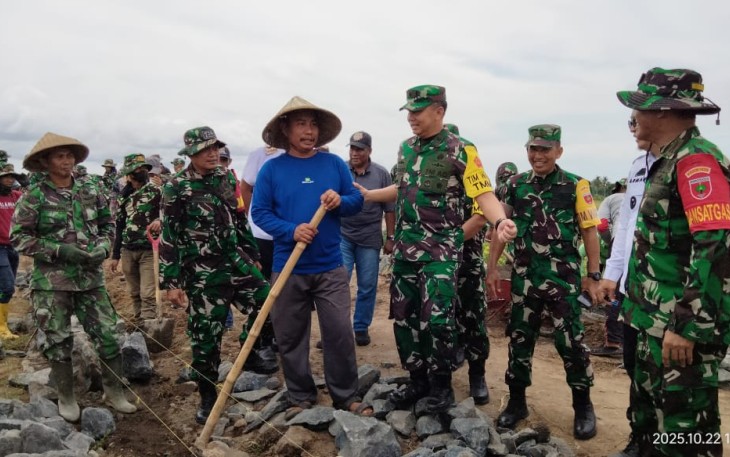 Tim Wasev saat meninjau sasaran fisik TMMD ke 126 Kodim Takalar, Rabu (22/10)