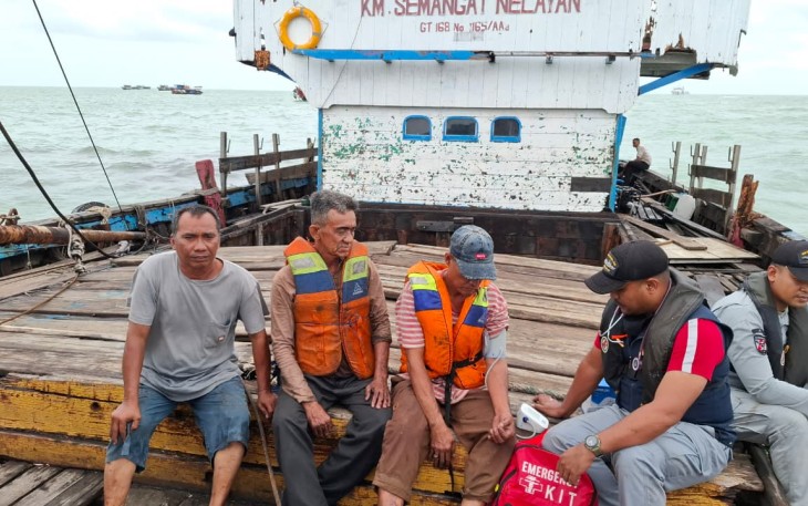 KN Pulau Dana-323, yang tengah melaksanakan patroli dalam rangka Operasi Nusantara-D/25, berhasil memberikan pertolongan terhadap KM Semangat Nelayan, kapal kargo berbendera Indonesia yang mengalami mati mesin dan terendam air akibat cuaca buruk di perairan Selat Malaka