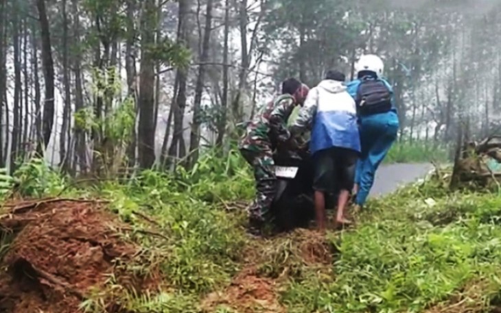 Bantu warga evakuasi motor di wilayah desa binaan 