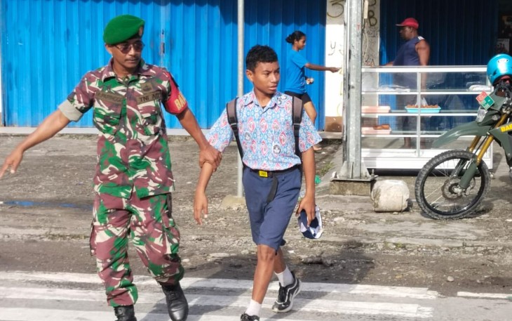 Babinsa Timika Bantu Lalu Lintas Penyeberangan Anak Sekolah