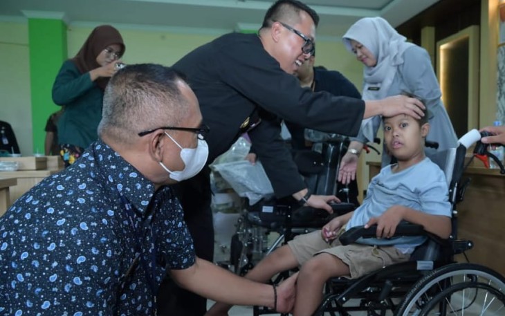 Wakil Bupati Karanganyar, Adhe Eliana, saat memberikan kursi roda kepada salah satu warga difabel