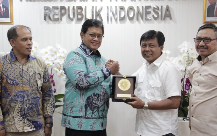 Wamen Viva Yoga memberikan cenderamata Bupati Sumbawa Barat di Jakarta, Kamis (23/10)