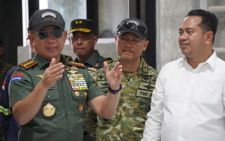 Panglima TNI Jenderal TNI Agus Subiyanto meninjau Pusat Pendidikan dan Latihan (Pusdiklat) Komando Pasukan Khusus (Kopassus) di Batujajar, Jawa Barat, pada Jumat (24/10/2025)