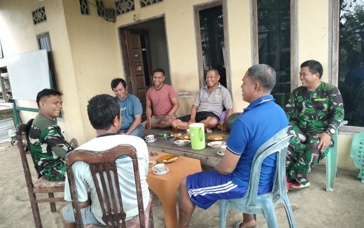 Personel satgas TMMD bersama warga 