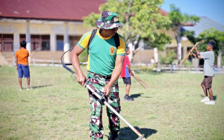 Karya bakti bersihkan lingkungan 