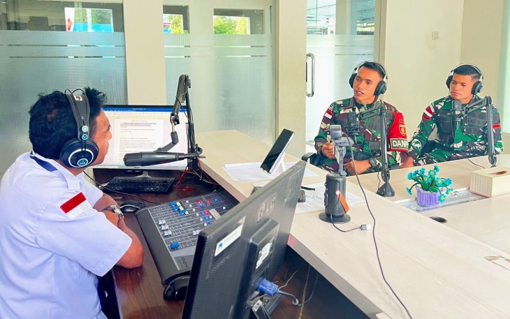 Dialog sore RRI Atambua bersama personel Satgas Pamtas Yonarmed 12 Kostrad 