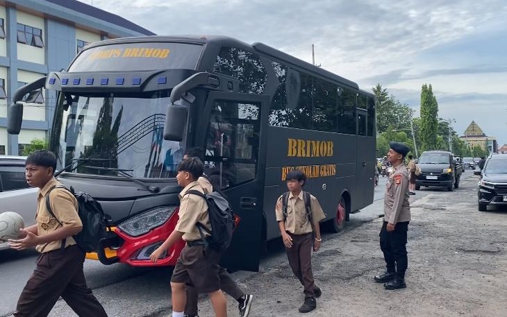 Program Bus Sekolah Gratis Brimob Polda Kalteng 