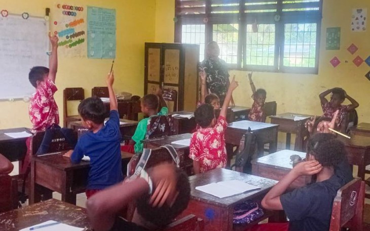 Babinsa Mapurujaya Tanamkan Nilai Cinta Tanah Air kepada Siswa SD YPPK Kaugapu