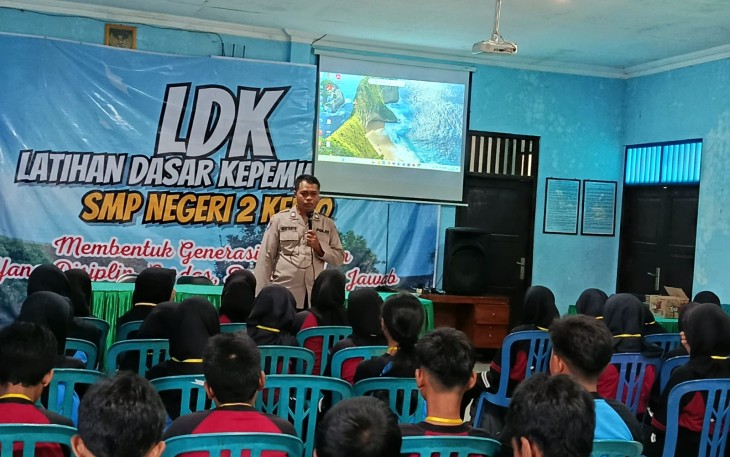 PS Kanit Binmas Polsek Kerjo, Aiptu Muryanto, memberikan penyuluhan disiplin berlalu lintas kepada para siswa di SMPN 2 Kerjo, Jumat (31/10/2025)