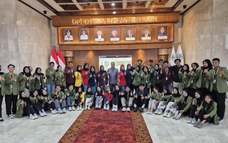 Puluhan mahasiswa dari berbagai universitas di Jawa Timur yang tergabung dalam Temu Mahasiswa Administrasi Negara se-Jawa Timur (Teman Jatim) 2025 melakukan kunjungan dan dialog ke DPRD Provinsi Jawa Timur, Jumat (31/10/2025)