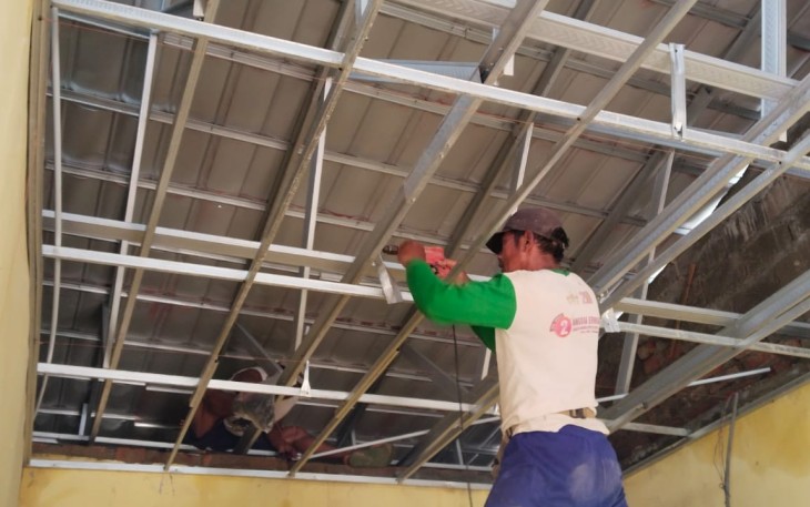 Pemasangan plafond rangka polindes