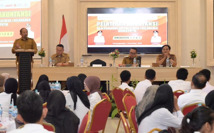 Bupati Rober Christanto memberikan pidato sambutan pembukaan pelatihan akuntansi pengurus bagi Kopdes Merah Putih, di Hotel Indah Palace, Tawangmangu, Senin (3/11/2025)