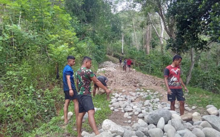 TNI dan Warga Rodo Gotong Royong Perbaiki Jalan 