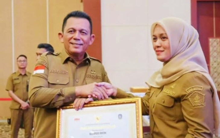 Gubernur Ansar Ahmad Serahkan Paritrana Award 2025