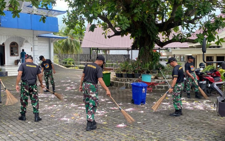Danyonmarhanlan VIII Bitung Bersama Prajurit Petarung Yonmarhanlan Laksanakan Karya Bakti di Rumah Ibadah