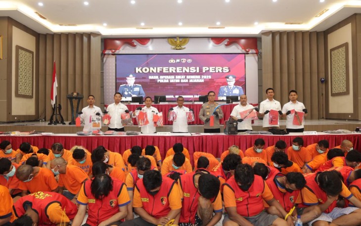 Kabid Humas Polda Jatim Kombes Pol Jules Abraham Abast saat memberikan keterangan pers di Surabaya, Rabu (5/11)