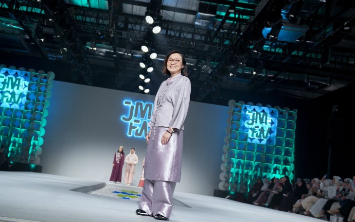 Wakil Menteri Ekonomi Kreatif, Irene Umar, tampil di runway pada Jakarta Muslim Fashion Week (JMFW) 2026, acara tersebut digelar di Balai Kartini, Jakarta, Kamis (6/11/2025)