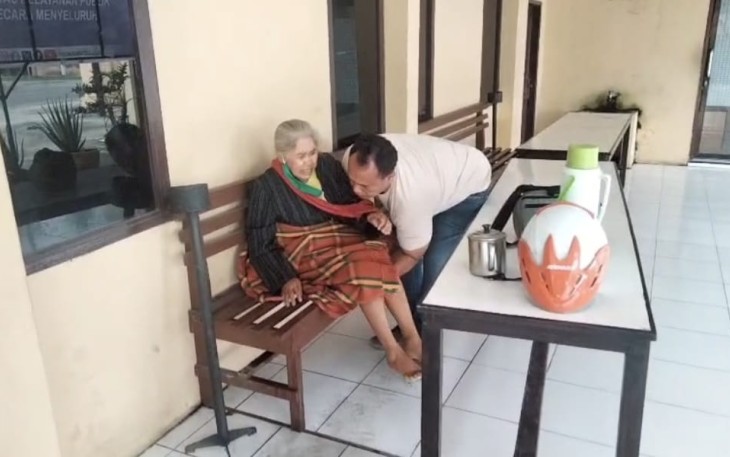 Personel Polsek Perbaungan saat evakuasi lansia, Jum'at (7/11)