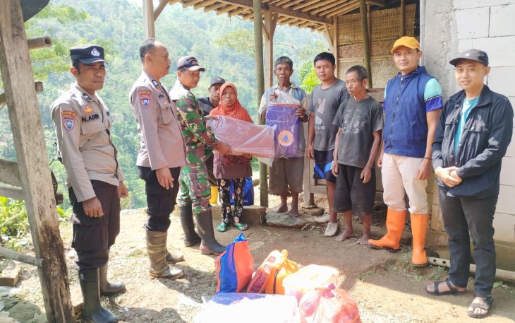 Bantuan untuk korban longsor 