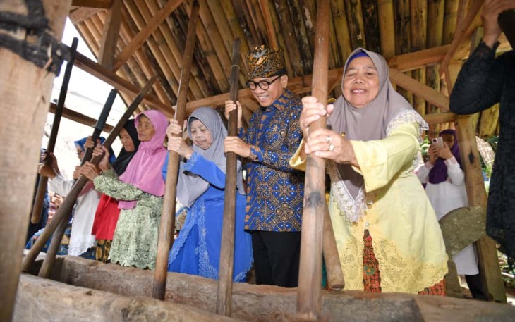 Menteri Desa Pembangunan Daerah Tertinggal Yandri Susanto bersama Jajaran Menghadiri Festival Kampung Adat Cikondang 2025 di Desa Cikondang , Pangalengan Kabupaten Bandung, Minggu (9/11/2025)  Foto : Mugi Humas Kemendes PDT