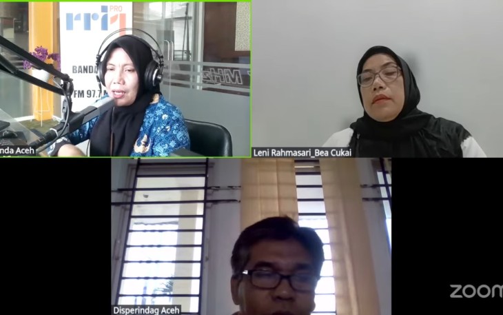 Kepala Bidang Fasilitas Kepabeanan dan Cukai Kanwil Bea Cukai Aceh, Leni Rahmasari, saat menjadi narasumber dalam program Dialog Interaktif RRI Pro 1 Banda Aceh 