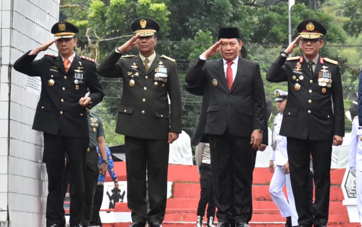 Kasdam XIII Merdeka saat menghadiri upacara ziarah pada peringatan hari pahlawan