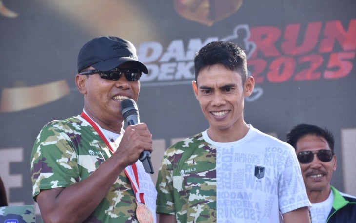 Sertu Herlanto Reago, anggota Korem 131/Santiago, berhasil meraih Juara 3 kategori Putra 10 KM dalam ajang Kodam Merdeka Run 2025 yang digelar di Megamas, Kota Manado, Sulawesi Utara