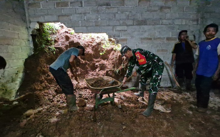Evakuasi material longsor di wilayah desa binaan 