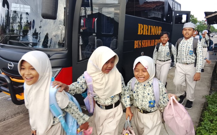 Program Bus Sekolah Brimob Kalteng Ringankan Beban Orang Tua