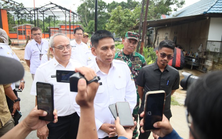 Wakil Menteri Dalam Negeri (Wamendagri) Akhmad Wiyagus meninjau persiapan lahan untuk pembangunan Koperasi Desa/Kelurahan (Kopdeskel) Merah Putih di Kelurahan Lempake, Kota Samarinda, Kalimantan Timur (Kaltim), Rabu (12/11/2025)