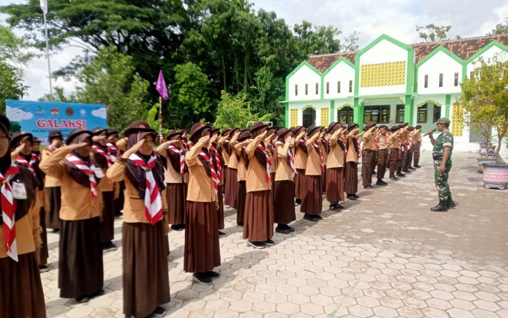Pelda Sumaji Bati Wanwil Koramil Tipe B 0802/09 Balong, Kodim 0802/Ponorogo hari ini memberikan pelatihan baris berbaris kepada siswa MI Almadinah Kecamatan Balong Kabupaten Ponorogo, Kamis (13/11/2025)