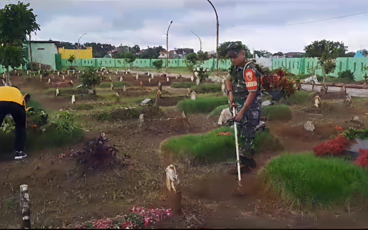 Babinsa Manisrejo dan Warga Gelar Karya Bakti Bersihkan TPU Manisrejo