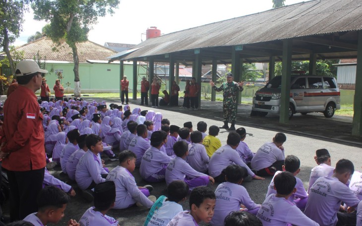 Kodim 0806/Trenggalek Ajak Siswa MI Negeri 2 Kenali Nasionalisme Lewat Outing Class